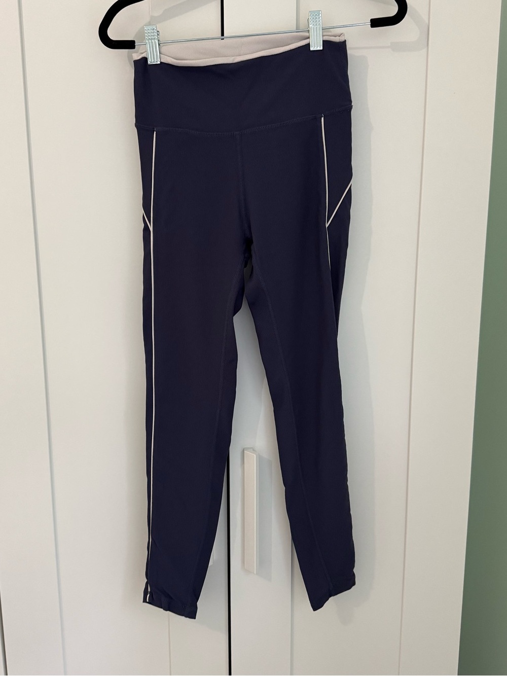 High-Rise Navy Active Leggings with Contrast Piping